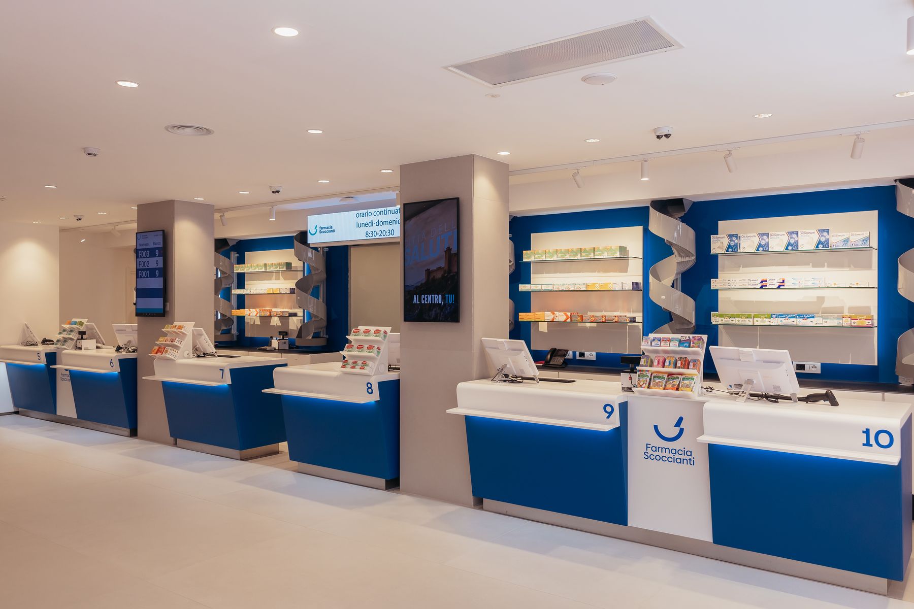 L'interno della Farmacia Scoccianti